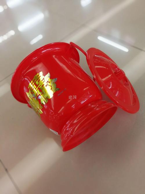 手提式红色盖塑料痰盂 喜庆用品中的实用之选